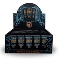 Schwarze Box mit Hornet Tattoo Pflegecreme-Tuben und blauen Verzierungen