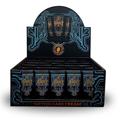 Schwarze Box mit Hornet Tattoo Pflegecreme-Tuben und blauen Verzierungen