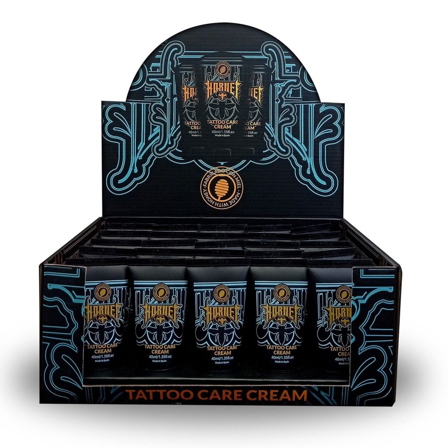 Schwarze Box mit Hornet Tattoo Pflegecreme-Tuben und blauen Verzierungen
