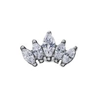 Silberner Ohr Barbell mit fünf klaren Kristallen auf weißem Hintergrund
