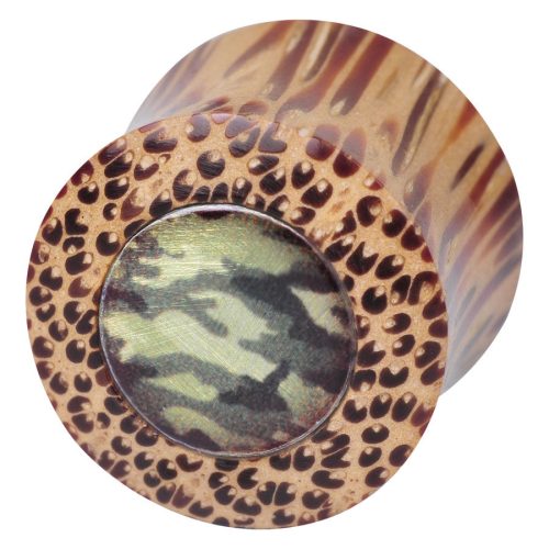 Runder Holzplug mit Camouflage-Metalleinsatz auf weißem Hintergrund