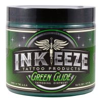 Grüne Tattoocreme in runder Dose mit silbernem Logo auf weißem Hintergrund