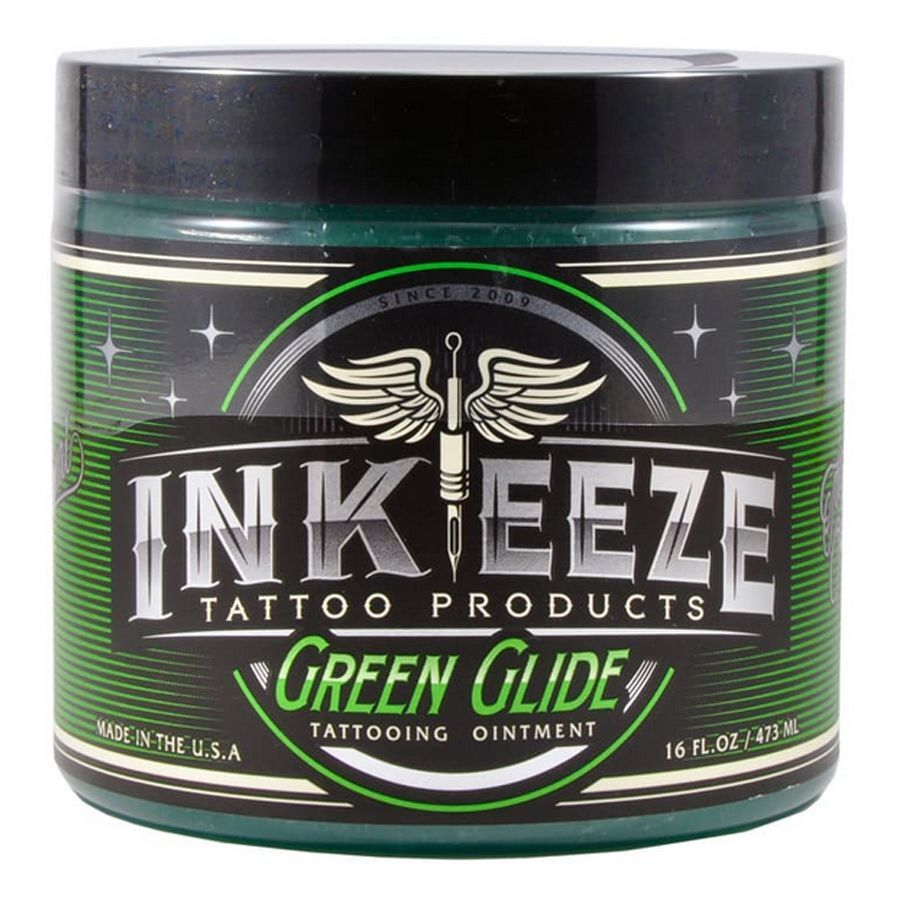 Grüne Tattoocreme in runder Dose mit silbernem Logo auf weißem Hintergrund