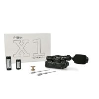 Schwarze Inkjecta Flite X1 Tattoomaschine mit Zubehör auf weißem Hintergrund