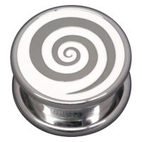 Silberner Ohrplug mit weiß-grauer Spiralgravur auf neutralem Hintergrund