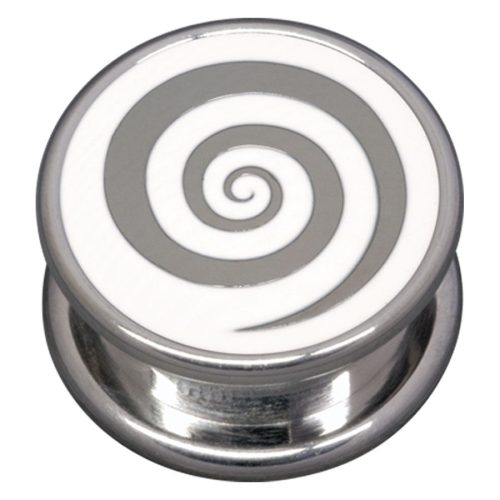 Silberner Ohrplug mit weiß-grauer Spiralgravur auf neutralem Hintergrund