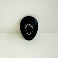 Silberne Piercingkette von Wildcat auf schwarzem ovalem Display