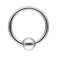 Silberner Chirurgenstahl-Ring mit Kugelverschluss auf weißem Hintergrund