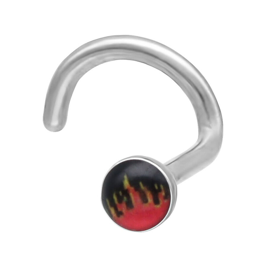 Silberner Nasenstecker mit Flammenmotiv auf schwarzem Hintergrund, gebogene Form