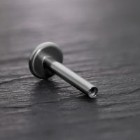 Schwarzer Titan Labret Stab mit Innengewinde auf schwarzem Hintergrund