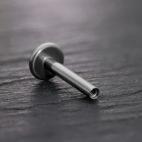Schwarzer Titan Labret Stab mit Innengewinde auf schwarzem Hintergrund