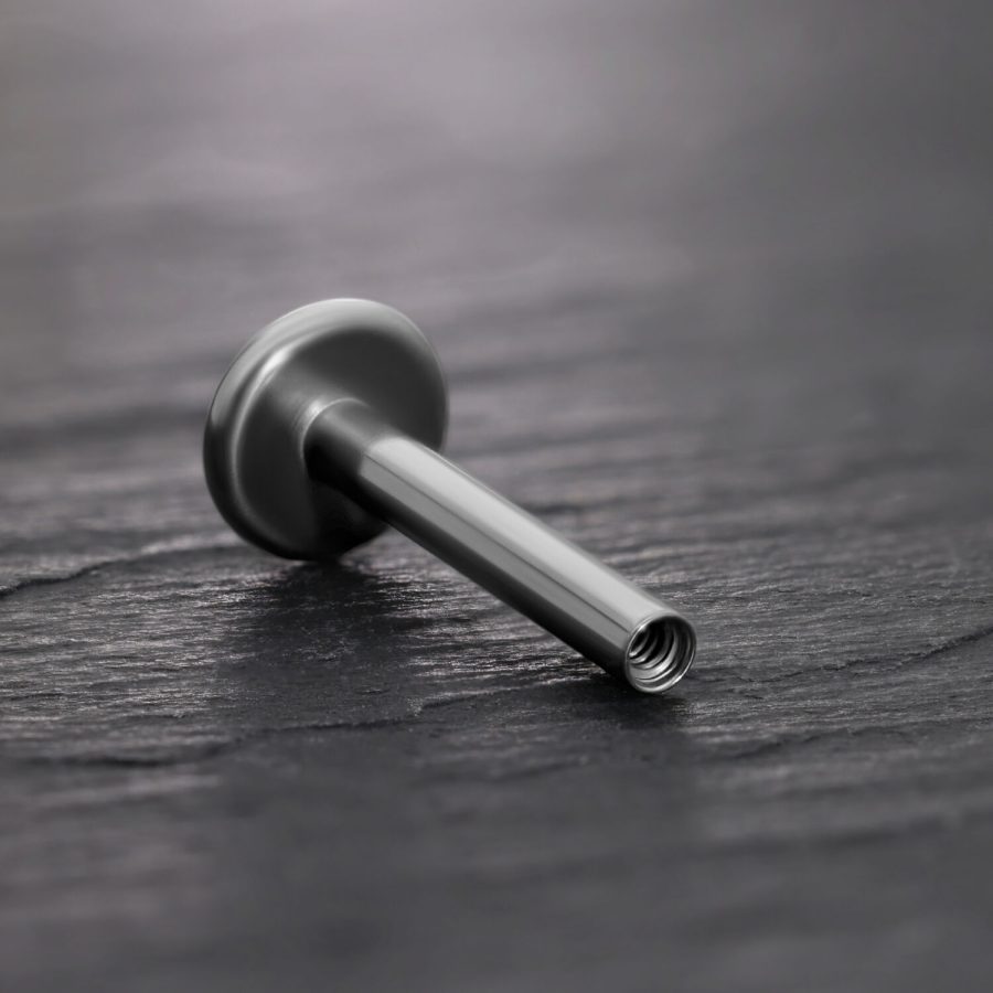 Schwarzer Titan Labret Stab mit Innengewinde auf schwarzem Hintergrund