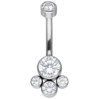 Silbernes Bauchnabelpiercing aus Titan mit klaren Kristallen auf weißem Hintergrund
