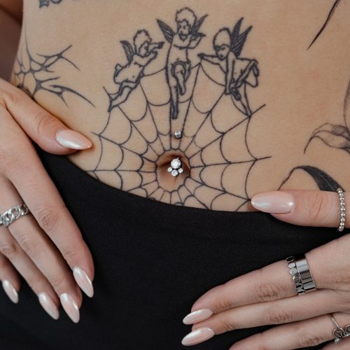 Bauchnabelpiercing Diana Bananabell mit kristallklaren Steinen, Hände mit Schmuck