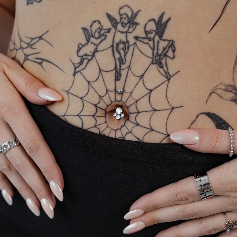 Bauchnabelpiercing Diana Bananabell mit kristallklaren Steinen, Hände mit Schmuck