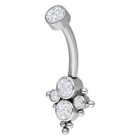 Silbernes Bauchnabelpiercing aus Titan mit klaren Kristallen auf weißem Hintergrund