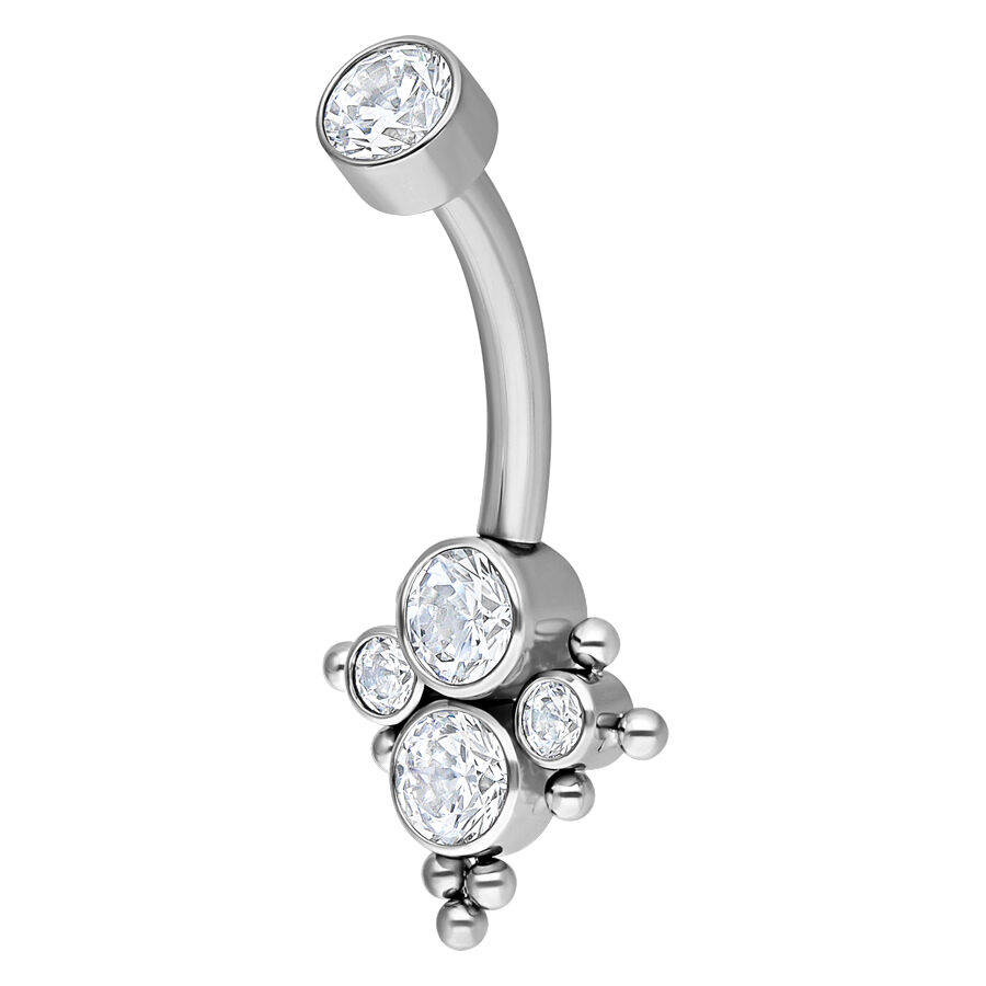 Silbernes Bauchnabelpiercing aus Titan mit klaren Kristallen auf weißem Hintergrund