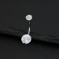 Silbernes Bauchnabelpiercing mit klarem Kristall auf schwarzem Hintergrund