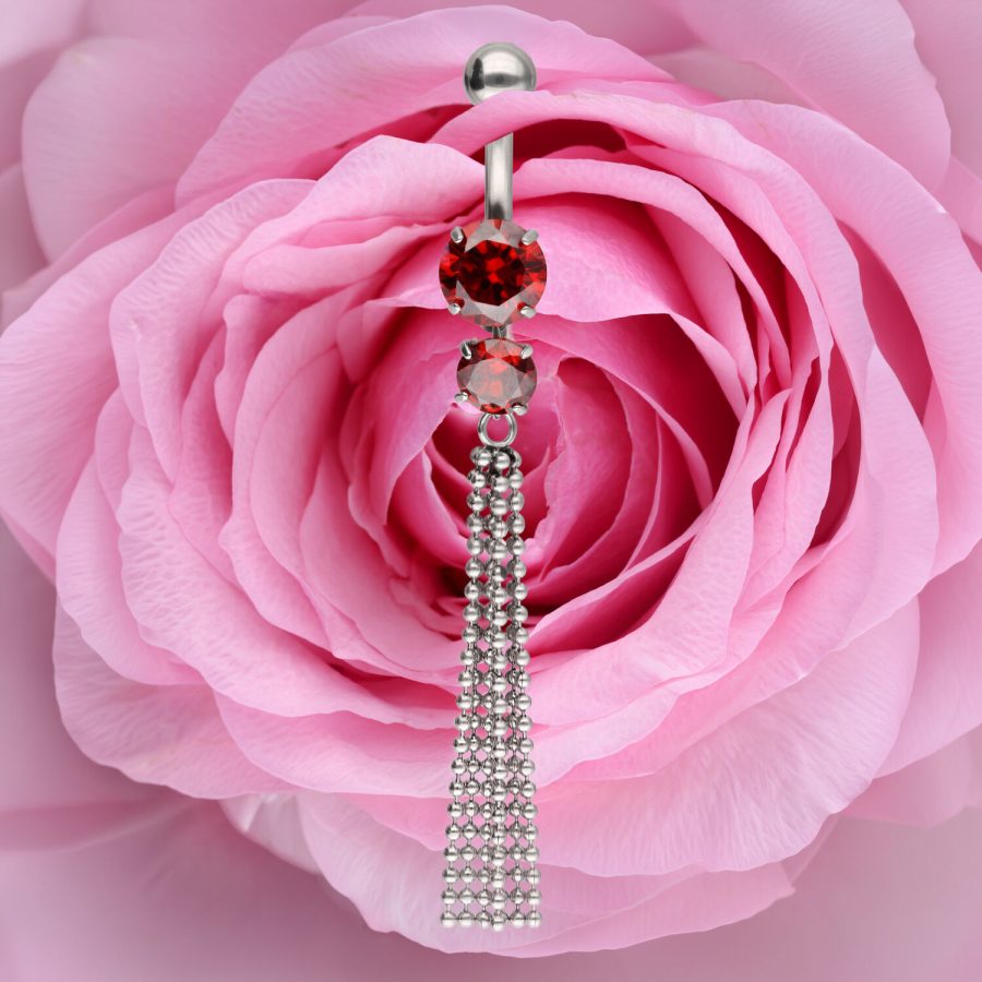 Silbernes Bananabell mit roten Kristallen und Ketten auf rosa Rose