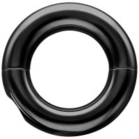 Schwarzer Tribal Dream Ring aus glänzendem Chirurgenstahl auf weißem Hintergrund