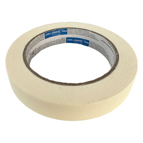Beiges Klebeband auf weißem Hintergrund, Rolle mit blauem Innenetikett