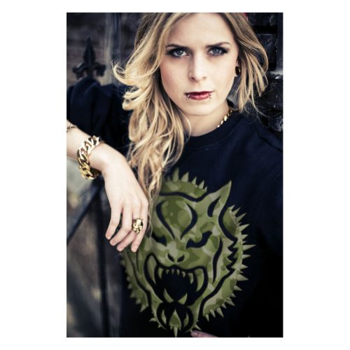 Frau mit schwarzem Wildcat Sweatshirt mit Camouflage-Muster