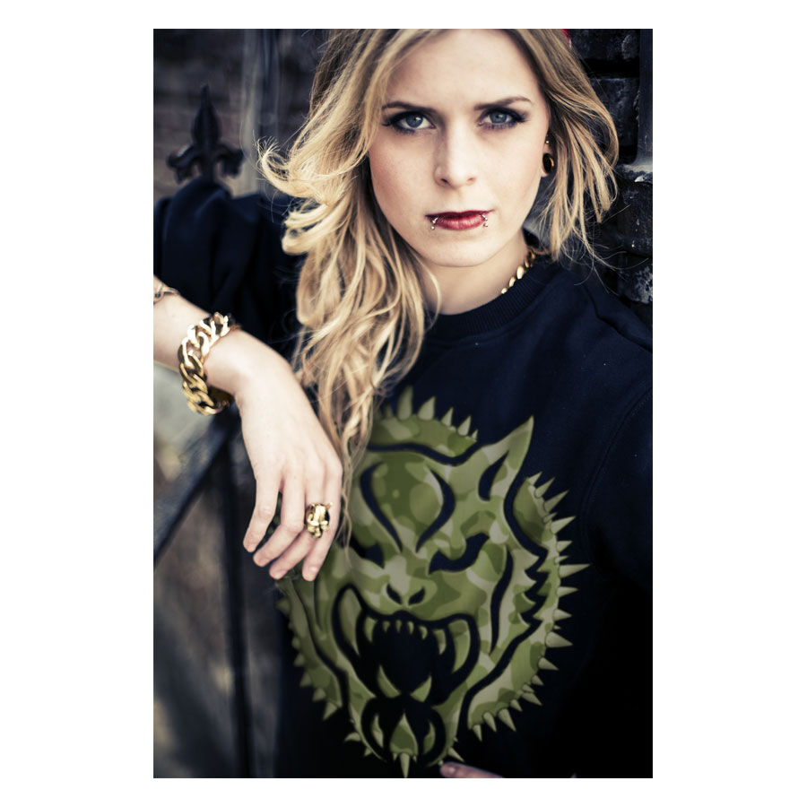Frau mit schwarzem Wildcat Sweatshirt mit Camouflage-Muster