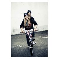 Junge Frau und Mann auf Fahrrad, tragen Wildcat® Sweatshirt in Schwarz mit USA-Design