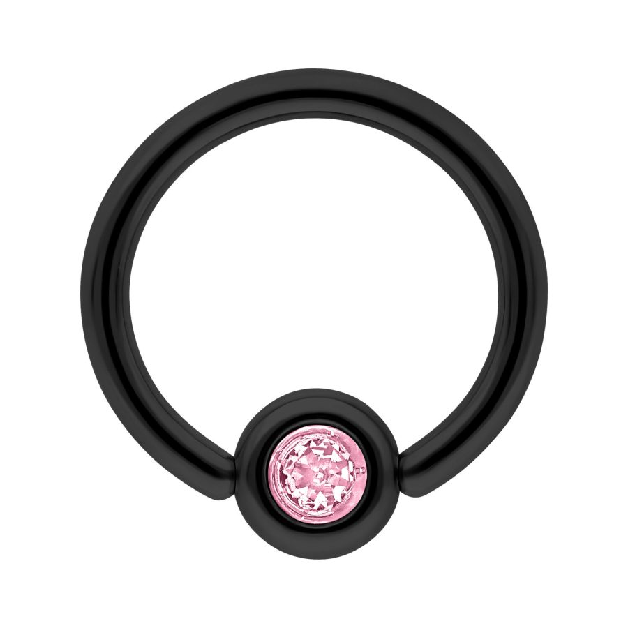Schwarzer Clip in Ring mit rosa Kristall auf weißem Hintergrund