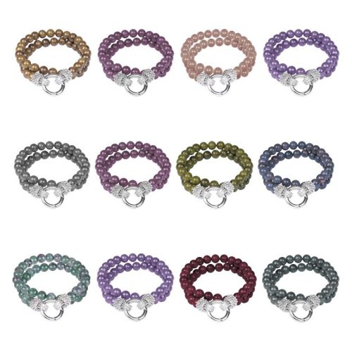 Zwölf Armbänder aus Chirurgenstahl in Beige, Blau, Braun, Grau, Lila auf weißem Hintergrund