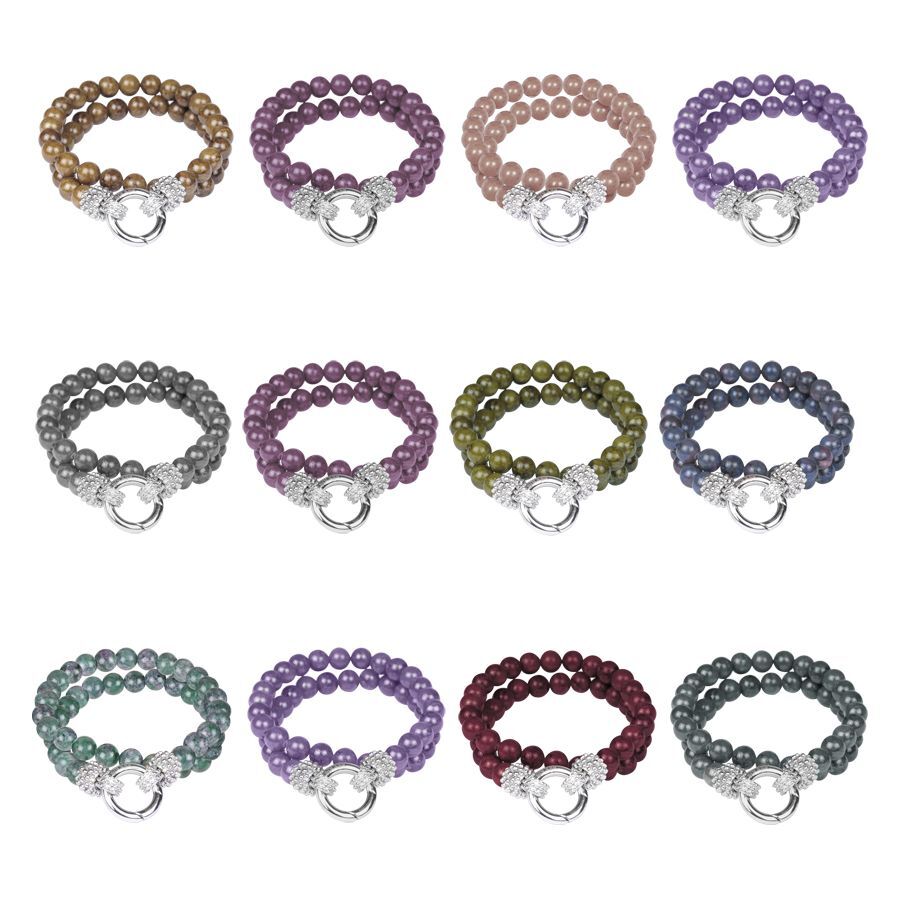 Zwölf Armbänder aus Chirurgenstahl in Beige, Blau, Braun, Grau, Lila auf weißem Hintergrund