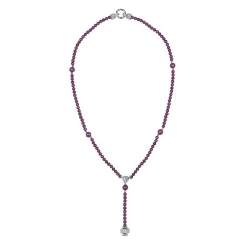 Lila Kette aus Chirurgenstahl mit Anhänger auf weißem Hintergrund