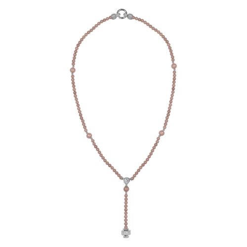 Beige Kette aus Chirurgenstahl 316L mit silbernem Anhänger auf weißem Hintergrund