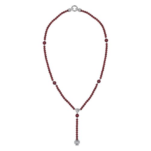 Dunkelrote Kette der Get Nude Collection mit silbernem Anhänger auf weißem Hintergrund