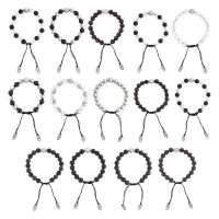 Set aus 15 Armbändern mit Perlen in Schwarz, Weiß und Braun auf weißem Hintergrund