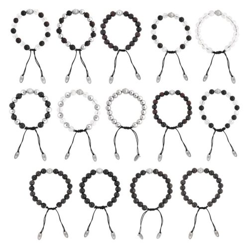 Set aus 15 Armbändern mit Perlen in Schwarz, Weiß und Braun auf weißem Hintergrund