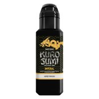 Schwarze Kuro Sumi Tattootinte Flasche mit gelbem Drachenmotiv auf weißem Hintergrund