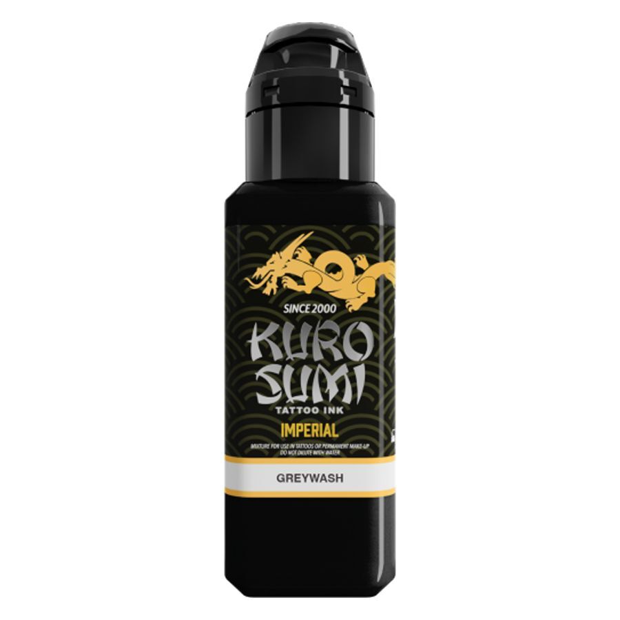 Schwarze Kuro Sumi Tattootinte Flasche mit gelbem Drachenmotiv auf weißem Hintergrund