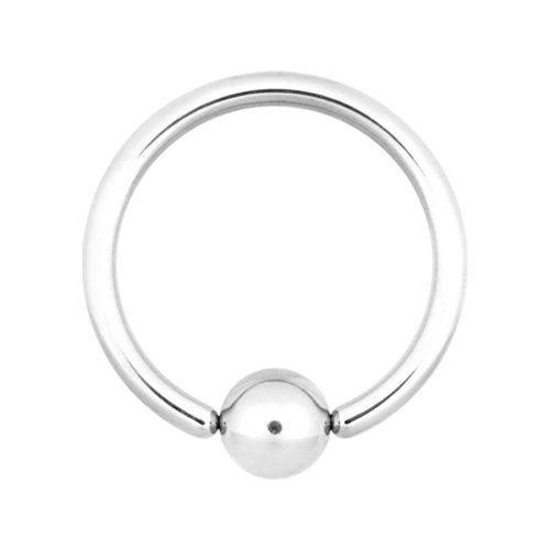 Weißgoldener Clip in Ring aus Titan auf weißem Hintergrund