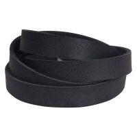 Schwarzes Lederarmband auf weißem Hintergrund, mehrfach gewickelt