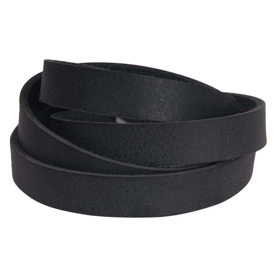 Schwarzes Lederarmband auf weißem Hintergrund, mehrfach gewickelt