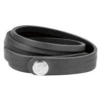 Schwarzes Lederarmband mit Wickeldesign und silbernem Logo auf neutralem Hintergrund