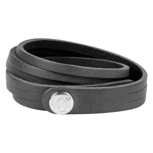 Schwarzes Lederarmband mit Wickeldesign und silbernem Logo auf neutralem Hintergrund