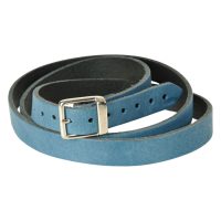 Dunkeltürkises Lederarmband mit silberner Schnalle auf weißem Hintergrund