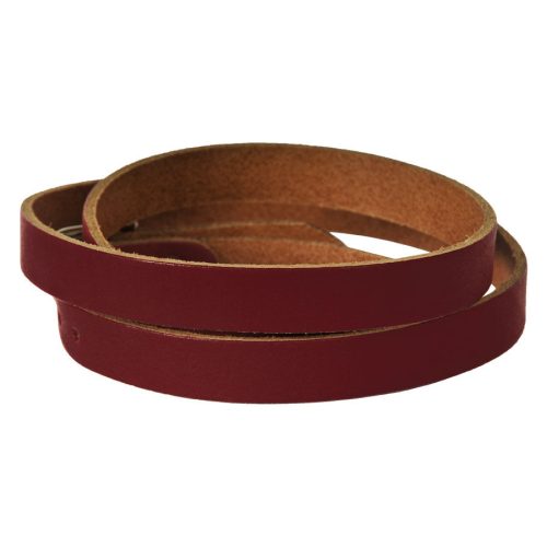 Rotes Lederarmband in Wickeloptik auf weißem Hintergrund