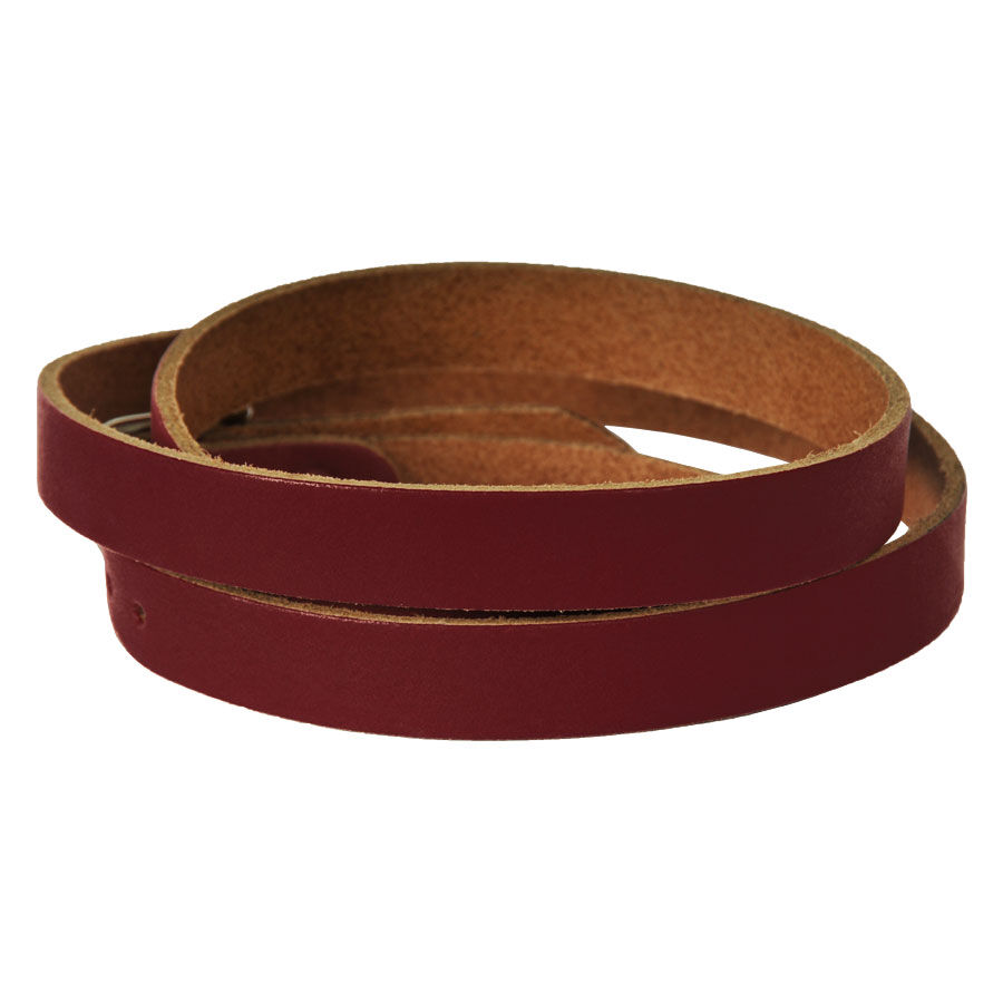 Rotes Lederarmband in Wickeloptik auf weißem Hintergrund
