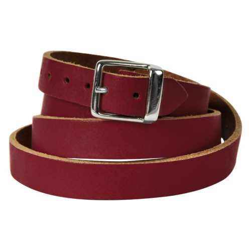 Rotes Lederarmband von Wildcat, aufgerollt mit silberner Metallschließe, auf weißem Hintergrund