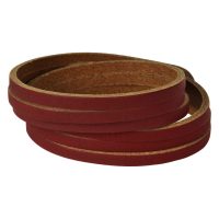 Dreifach gewickeltes rotes Lederarmband auf weißem Hintergrund