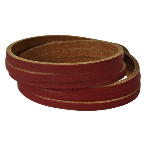 Dreifach gewickeltes rotes Lederarmband auf weißem Hintergrund