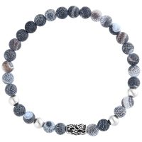 Graues Armband aus Kunststoff mit gemusterten Perlen auf weißem Hintergrund